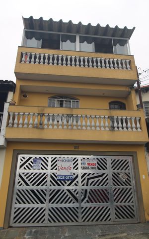 Casa à venda com 200m², 4 quartos e 4 vagasFachada