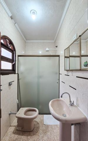 Casa à venda com 240m², 3 quartos e 2 vagas Casa à venda com 240m², 3 quartos e 2 vagasBanheiro Social