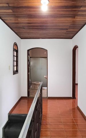 Casa à venda com 240m², 3 quartos e 2 vagas Casa à venda com 240m², 3 quartos e 2 vagascorredor