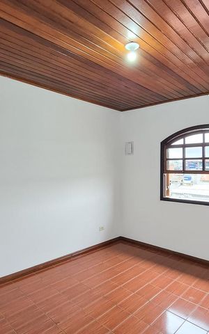 Casa à venda com 240m², 3 quartos e 2 vagas Casa à venda com 240m², 3 quartos e 2 vagasSuíte