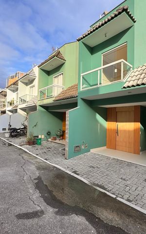 Casa de condomínio à venda com 150m², 3 quartos e 1 vaga Casa de condomínio à venda com 150m², 3 quartos e 1 vagaFachada