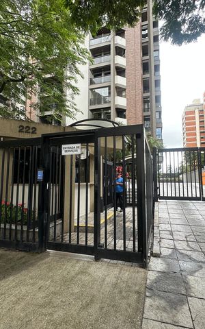 Apartamento à venda com 164m², 3 quartos e 2 vagas Apartamento à venda com 164m², 3 quartos e 2 vagasFachada e portaria