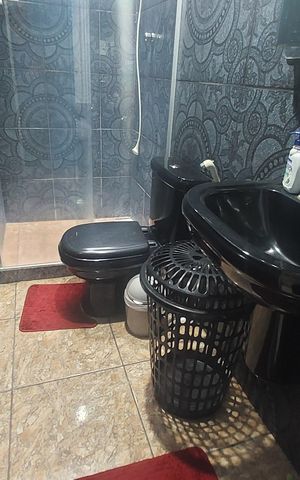 Casa de condomínio à venda com 159m², 4 quartos e 5 vagas Casa de condomínio à venda com 159m², 4 quartos e 5 vagasBanheiro 1