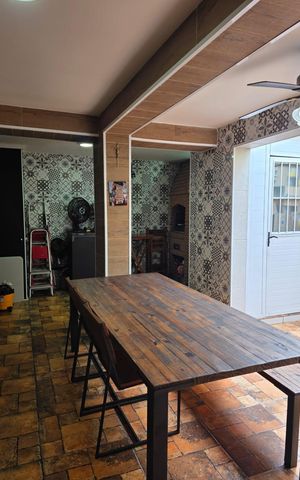 Casa à venda com 180m², 3 quartos e 2 vagas Casa à venda com 180m², 3 quartos e 2 vagasÁrea externa