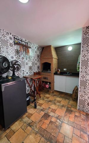 Casa à venda com 180m², 3 quartos e 2 vagas Casa à venda com 180m², 3 quartos e 2 vagasÁrea externa