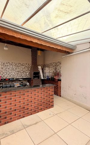 Casa à venda com 169m², 3 quartos e 6 vagasQuintal com Churrasqueira
