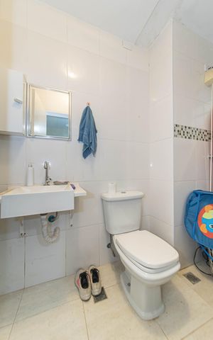 Casa à venda com 114m², 3 quartos e 2 vagas Casa à venda com 114m², 3 quartos e 2 vagasQuarto de serviço - Banheiro