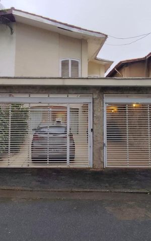 Casa à venda com 114m², 3 quartos e 2 vagas Casa à venda com 114m², 3 quartos e 2 vagasFachada