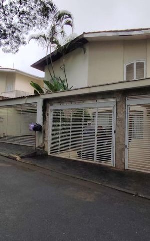 Casa à venda com 114m², 3 quartos e 2 vagas Casa à venda com 114m², 3 quartos e 2 vagasFachada