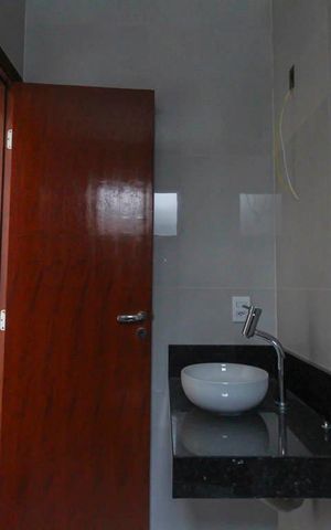Casa à venda com 110m², 3 quartos e 2 vagas Casa à venda com 110m², 3 quartos e 2 vagasBanheiro social