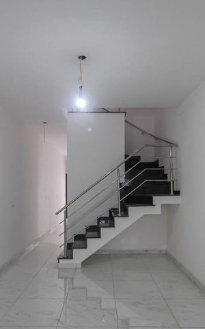 Casa à venda com 110m², 3 quartos e 2 vagas Casa à venda com 110m², 3 quartos e 2 vagasSala