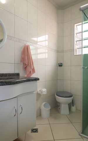 Casa à venda com 173m², 3 quartos e 3 vagasBanheiro 2