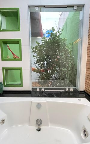 Casa para alugar com 220m², 4 quartos e 2 vagas Casa para alugar com 220m², 4 quartos e 2 vagasBanheira do Banheiro do Quarto 1