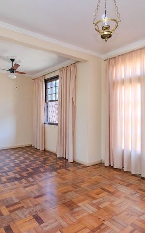 Casa à venda com 95m², 2 quartos e 2 vagas Casa à venda com 95m², 2 quartos e 2 vagasSala