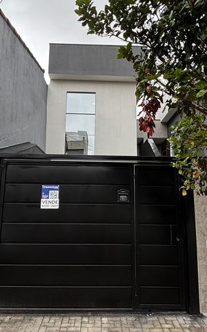 Casa à venda com 74m², 2 quartos e 2 vagas Casa à venda com 74m², 2 quartos e 2 vagasFachada