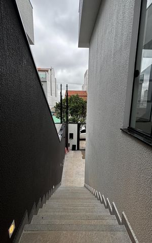 Casa à venda com 74m², 2 quartos e 2 vagas Casa à venda com 74m², 2 quartos e 2 vagasEscada