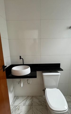 Casa à venda com 74m², 2 quartos e 2 vagas Casa à venda com 74m², 2 quartos e 2 vagasBanheiro