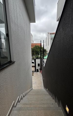 Casa à venda com 74m², 2 quartos e 2 vagas Casa à venda com 74m², 2 quartos e 2 vagasEscada