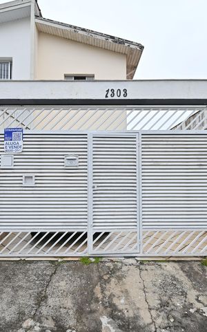 Casa para alugar com 100m², 2 quartos e 2 vagasFachada