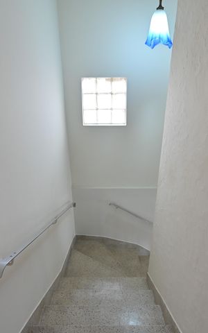 Casa para alugar com 100m², 2 quartos e 2 vagasEscadas