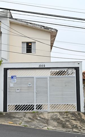 Casa para alugar com 100m², 2 quartos e 2 vagasFachada