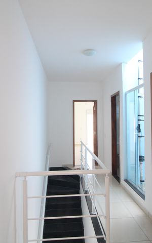 Casa à venda com 86m², 3 quartos e 2 vagasCorredor entre os quartos