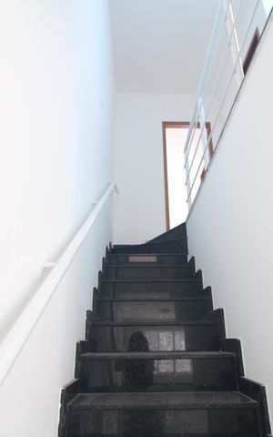 Casa à venda com 86m², 3 quartos e 2 vagasEscada