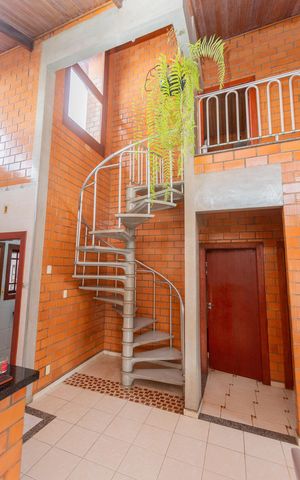 Casa à venda com 680m², 3 quartos e 5 vagasEscada