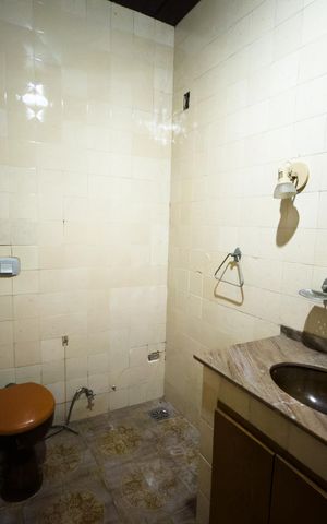 Casa à venda com 362m², 5 quartos e 2 vagas Casa à venda com 362m², 5 quartos e 2 vagasBanheiro 1