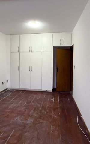 Casa à venda com 362m², 5 quartos e 2 vagas Casa à venda com 362m², 5 quartos e 2 vagasQuarto 2