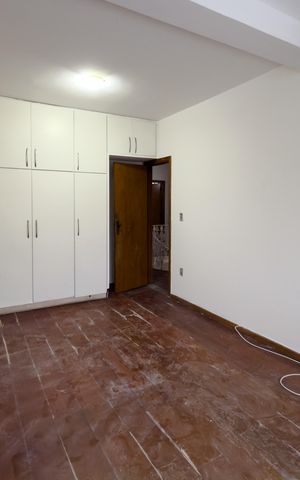 Casa à venda com 362m², 5 quartos e 2 vagas Casa à venda com 362m², 5 quartos e 2 vagasQuarto 2