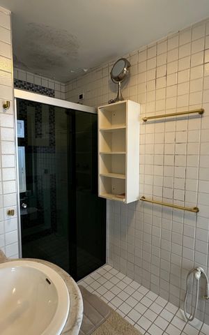 Casa à venda com 360m², 4 quartos e 2 vagas Casa à venda com 360m², 4 quartos e 2 vagasBanheiro 2