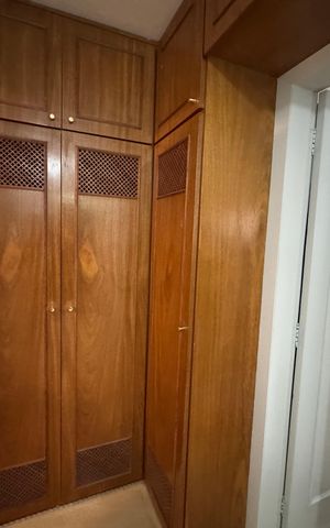 Casa à venda com 360m², 4 quartos e 2 vagas Casa à venda com 360m², 4 quartos e 2 vagasCloset