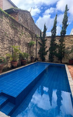 Casa à venda com 360m², 4 quartos e 2 vagas Casa à venda com 360m², 4 quartos e 2 vagasPiscina
