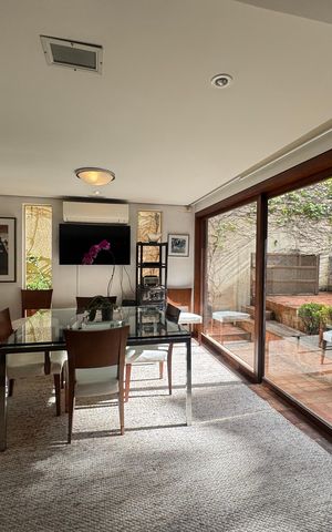 Casa à venda com 360m², 4 quartos e 2 vagas Casa à venda com 360m², 4 quartos e 2 vagasSala de jantar