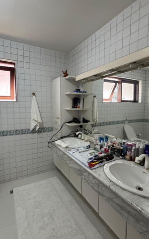 Casa à venda com 360m², 4 quartos e 2 vagas Casa à venda com 360m², 4 quartos e 2 vagasBanheiro 1
