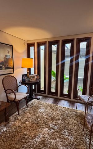 Casa à venda com 360m², 4 quartos e 2 vagas Casa à venda com 360m², 4 quartos e 2 vagasSala