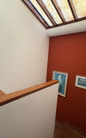Casa à venda com 360m², 4 quartos e 2 vagas Casa à venda com 360m², 4 quartos e 2 vagasEscada
