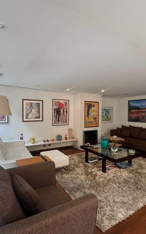 Casa à venda com 360m², 4 quartos e 2 vagas Casa à venda com 360m², 4 quartos e 2 vagasSala de estar