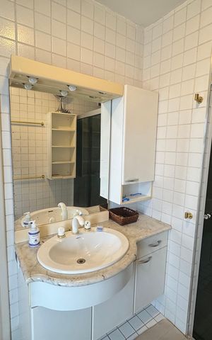 Casa à venda com 360m², 4 quartos e 2 vagas Casa à venda com 360m², 4 quartos e 2 vagasBanheiro 2