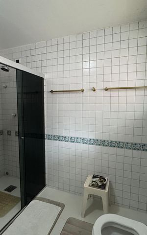 Casa à venda com 360m², 4 quartos e 2 vagas Casa à venda com 360m², 4 quartos e 2 vagasBanheiro 1