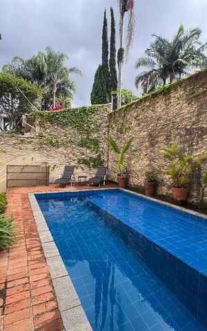 Casa à venda com 360m², 4 quartos e 2 vagas Casa à venda com 360m², 4 quartos e 2 vagasPiscina