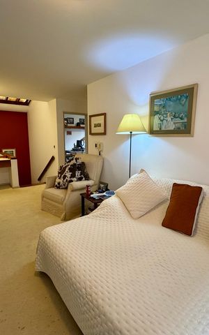 Casa à venda com 360m², 4 quartos e 2 vagas Casa à venda com 360m², 4 quartos e 2 vagasSala de TV