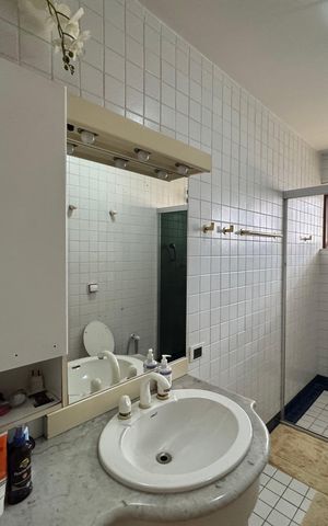 Casa à venda com 360m², 4 quartos e 2 vagas Casa à venda com 360m², 4 quartos e 2 vagasBanheiro 3