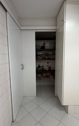 Casa à venda com 360m², 4 quartos e 2 vagas Casa à venda com 360m², 4 quartos e 2 vagasCozinha