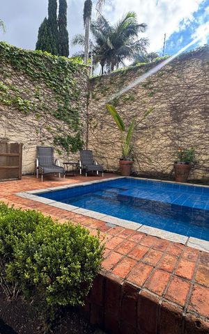 Casa à venda com 360m², 4 quartos e 2 vagas Casa à venda com 360m², 4 quartos e 2 vagasPiscina