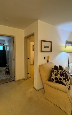 Casa à venda com 360m², 4 quartos e 2 vagas Casa à venda com 360m², 4 quartos e 2 vagasSala de TV