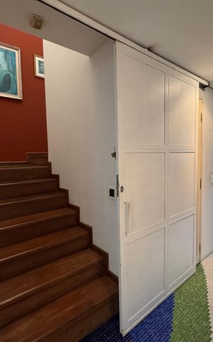 Casa à venda com 360m², 4 quartos e 2 vagas Casa à venda com 360m², 4 quartos e 2 vagasEscada