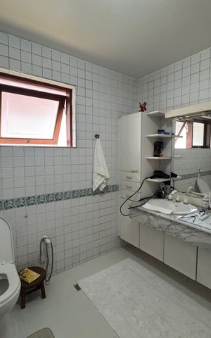 Casa à venda com 360m², 4 quartos e 2 vagas Casa à venda com 360m², 4 quartos e 2 vagasBanheiro 1