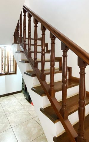Casa à venda com 283m², 4 quartos e 4 vagas Casa à venda com 283m², 4 quartos e 4 vagasHall da Escada